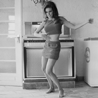 Raquel Welch feet photo thumbnail