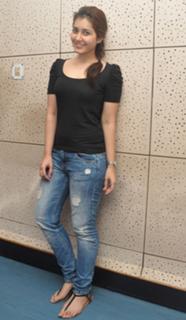 Rashi Khanna feet photo thumbnail