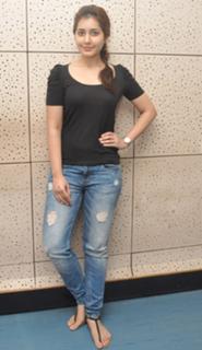 Rashi Khanna feet photo thumbnail