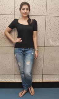 Rashi Khanna feet photo thumbnail