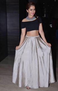 Rashi Khanna feet photo thumbnail