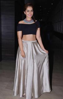 Rashi Khanna feet photo thumbnail