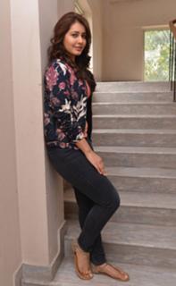 Rashi Khanna feet photo thumbnail
