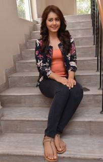 Rashi Khanna feet photo thumbnail