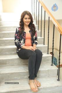 Rashi Khanna feet photo thumbnail