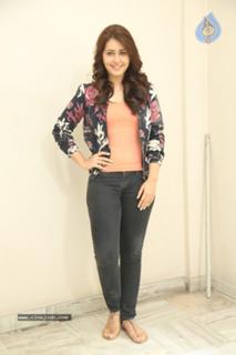 Rashi Khanna feet photo thumbnail