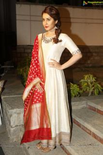 Rashi Khanna feet photo thumbnail