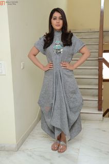 Rashi Khanna feet photo thumbnail