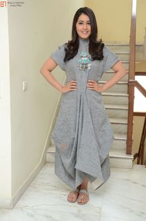 Rashi Khanna feet photo thumbnail