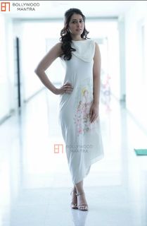 Rashi Khanna feet photo thumbnail