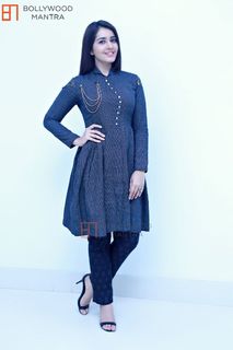 Rashi Khanna feet photo thumbnail