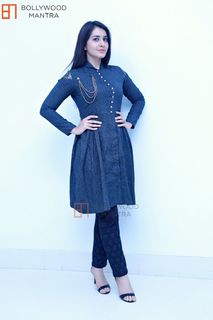 Rashi Khanna feet photo thumbnail