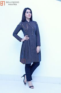Rashi Khanna feet photo thumbnail