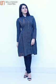 Rashi Khanna feet photo thumbnail