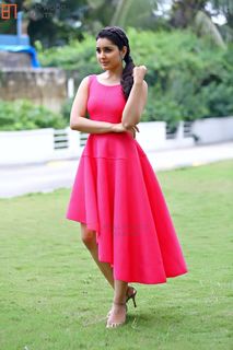 Rashi Khanna feet photo thumbnail