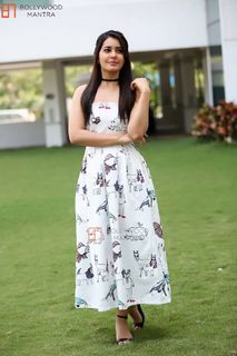 Rashi Khanna feet photo thumbnail