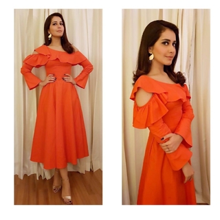 Rashi Khanna feet photo thumbnail