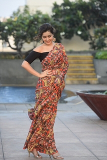 Rashi Khanna feet photo thumbnail