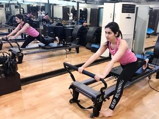Rashi Khanna feet photo thumbnail