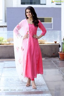 Rashi Khanna feet photo thumbnail