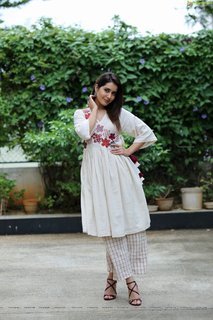 Rashi Khanna feet photo thumbnail