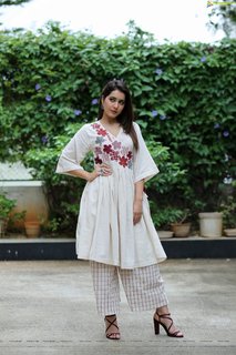 Rashi Khanna feet photo thumbnail