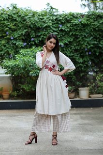 Rashi Khanna feet photo thumbnail