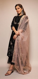 Rashi Khanna feet photo thumbnail