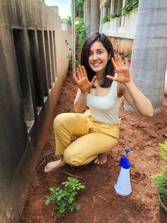Rashi Khanna feet photo thumbnail