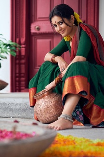 Rashi Khanna feet photo thumbnail