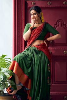 Rashi Khanna feet photo thumbnail