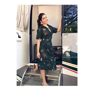 Rashi Khanna feet photo thumbnail