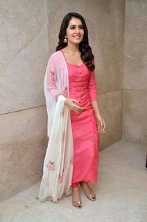 Rashi Khanna feet photo thumbnail