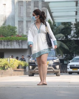 Rashi Khanna feet photo thumbnail