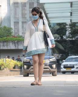 Rashi Khanna feet photo thumbnail