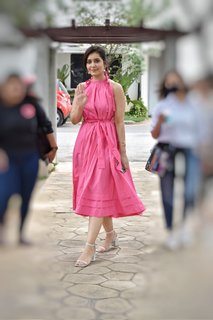 Rashi Khanna feet photo thumbnail