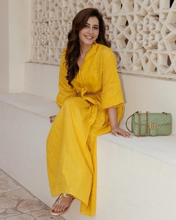 Rashi Khanna feet photo thumbnail