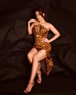 Rashi Khanna feet photo thumbnail