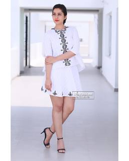 Rashi Khanna feet photo thumbnail