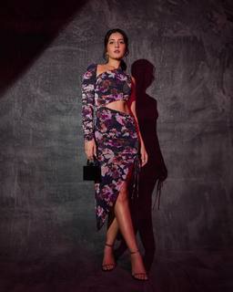 Rashi Khanna feet photo thumbnail