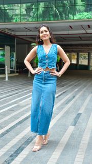 Rashi Khanna feet photo thumbnail