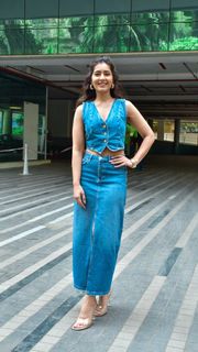 Rashi Khanna feet photo thumbnail
