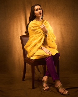 Rashi Khanna feet photo thumbnail