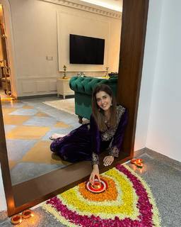 Rashi Khanna feet photo thumbnail