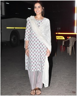 Rashi Khanna feet photo thumbnail
