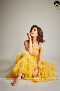 Rashi Khanna feet photo thumbnail