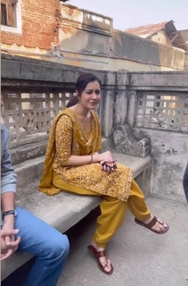 Rashi Khanna feet photo thumbnail