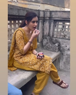 Rashi Khanna feet photo thumbnail