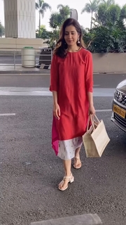 Rashi Khanna feet photo thumbnail