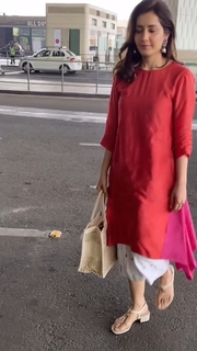 Rashi Khanna feet photo thumbnail